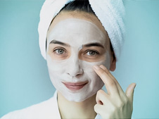 Einfache DIY-Gesichtsmaske für eine strahlende Haut